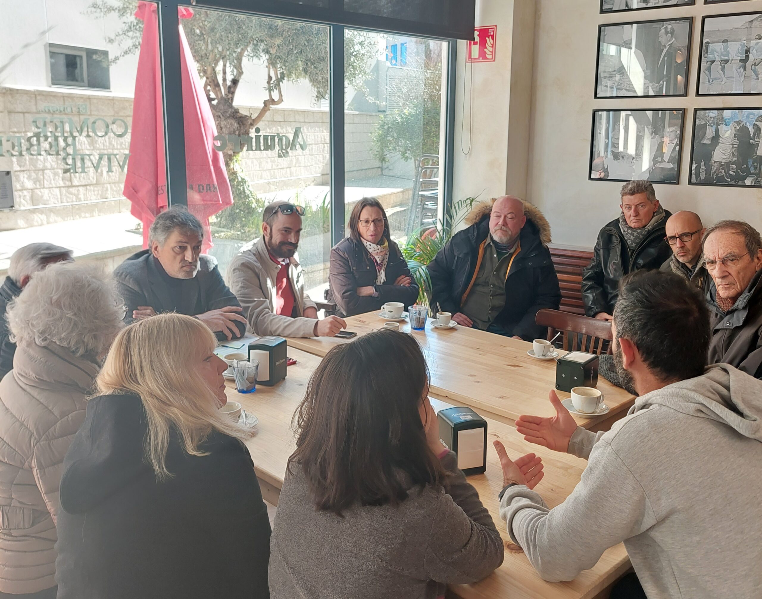 Concejales socialistas mantienen una reunión con la plataforma vecinal contra las cocinas industriales